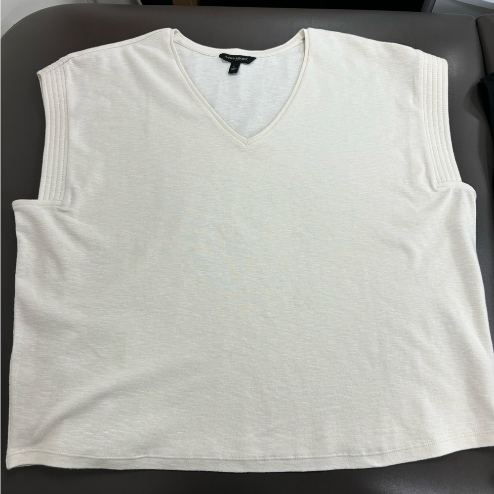 NWOT Banana Republic Size Large Sleeveless V Neck Light Sweater